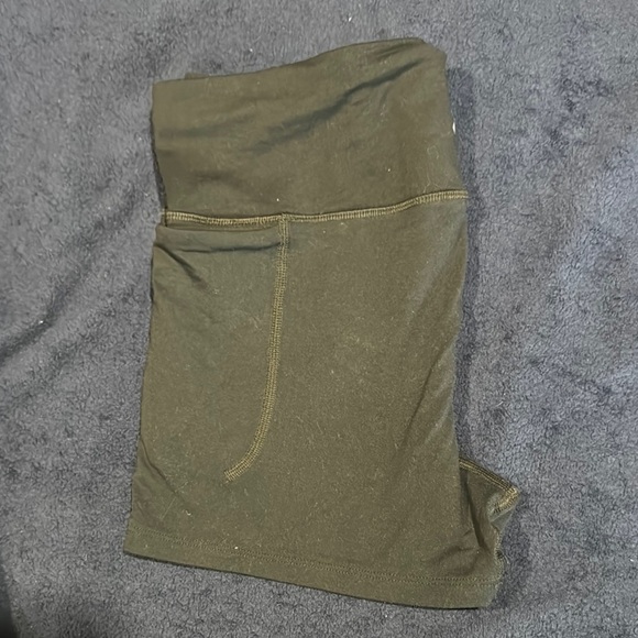 Black Under Armour Women's athletic Shorts and tank top in medium. - Picture 2 of 7